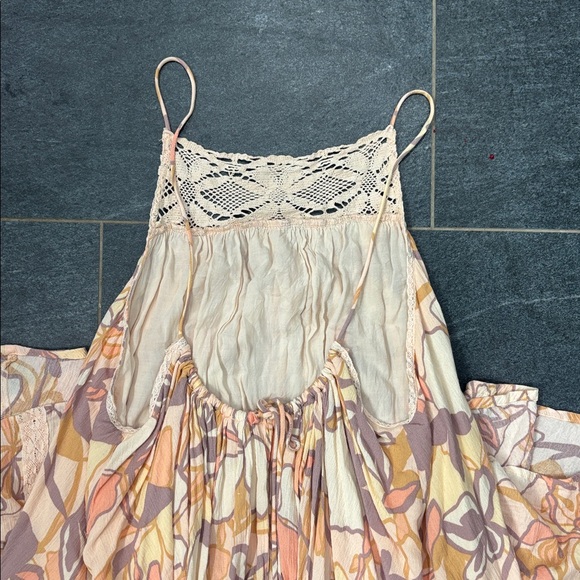 Floral midi Dress with Lace Detail and pockets - Picture 3 of 4